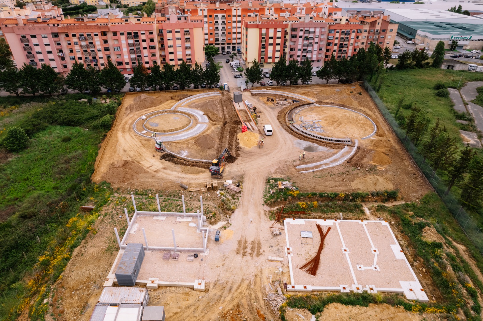 Obra em desenvolvimento de parque de lazer canino Vale Flores. A mepresa responsável pela empreitada é a Unikonstroi.